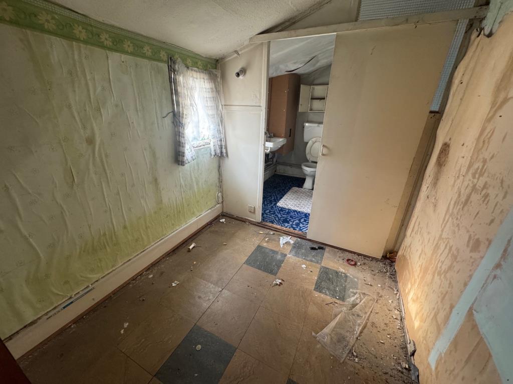 Lot: 56 - END-TERRACE HOUSE FOR IMPROVEMENT - Dressing room